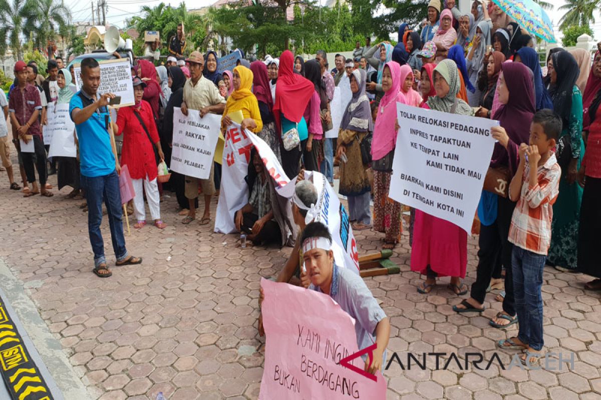 Ratusan pedagang tolak relokasi