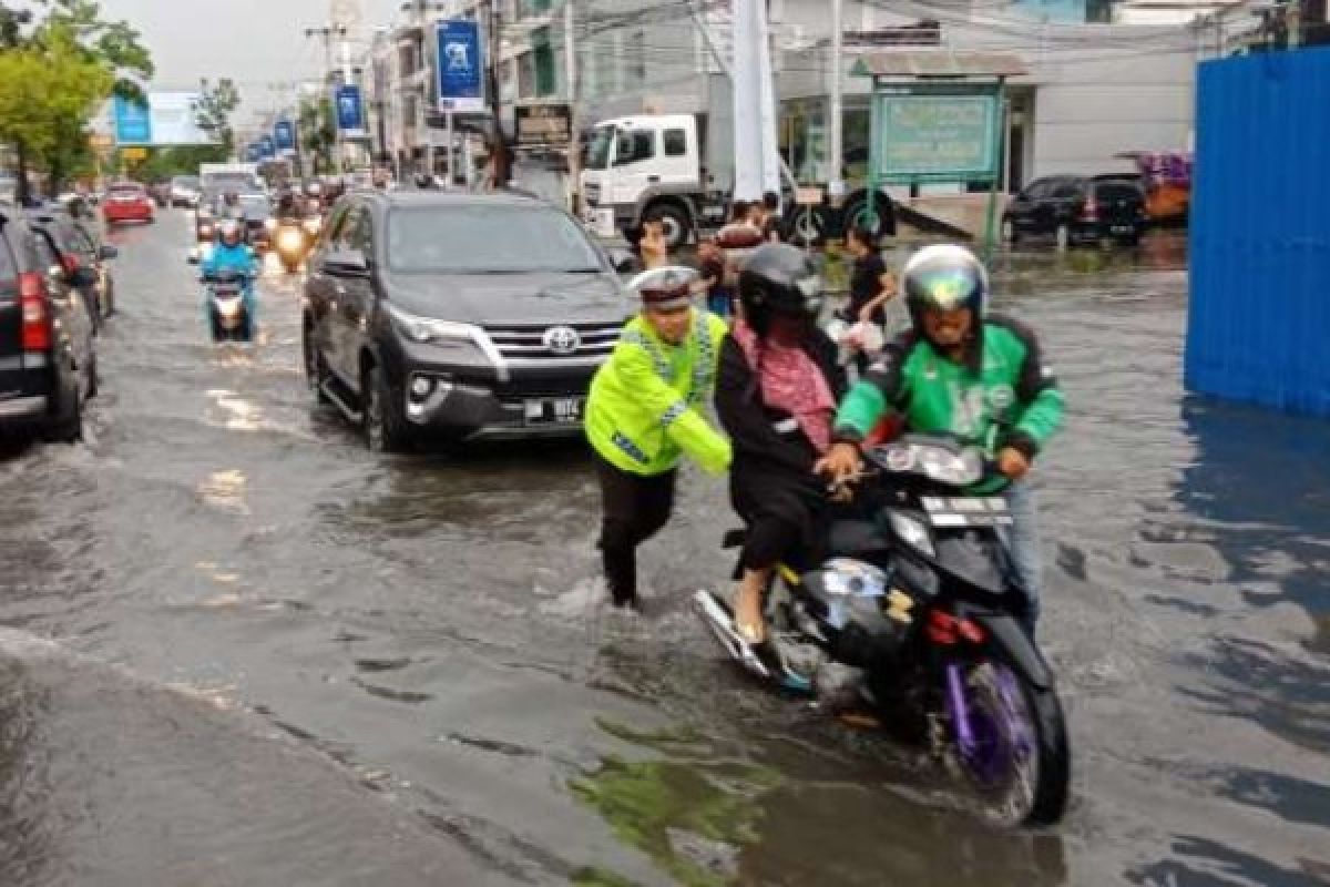 Pekanbaru Hujan Deras, Polantas Bantu Pengendara Yang Terjebak Banjir