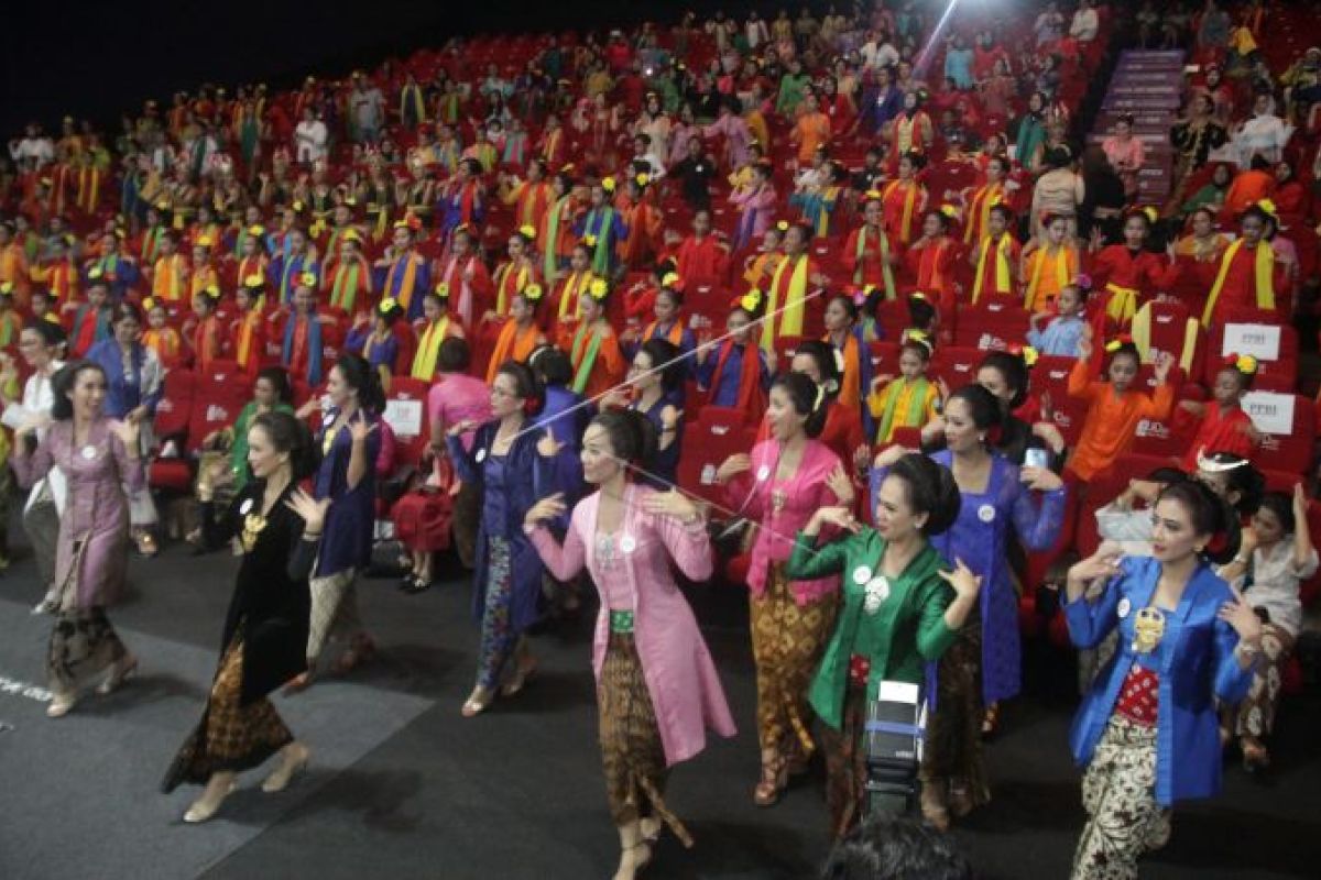 Penampilan Flashmob Penari 1000 Kartini Nusantara