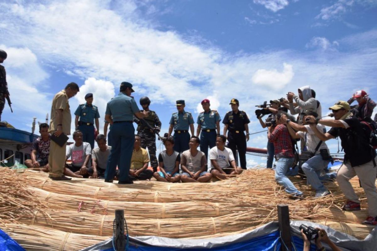 KRI Sembilang foil the smuggling of rattan to Malaysia
