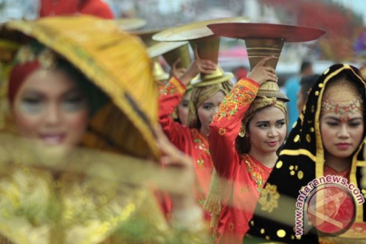 Kesenian empat etnis  meriahkan "Padang Night Carnaval"