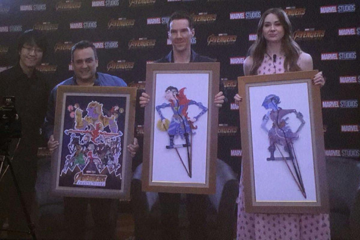 Benedict Cumberbatch dihadiahi wayang Doctor Strange oleh Is Yuniarto