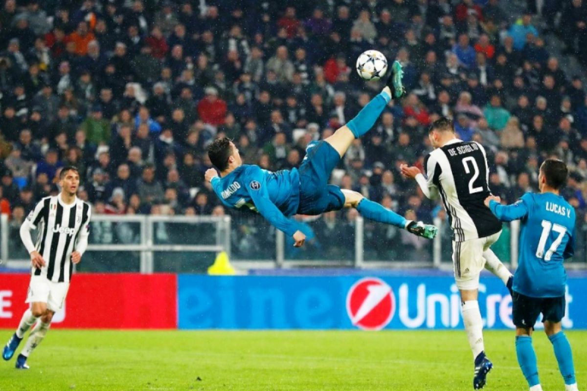 Pesepak bola ramai-ramai komentari gol salto Ronaldo ke gawang Juve