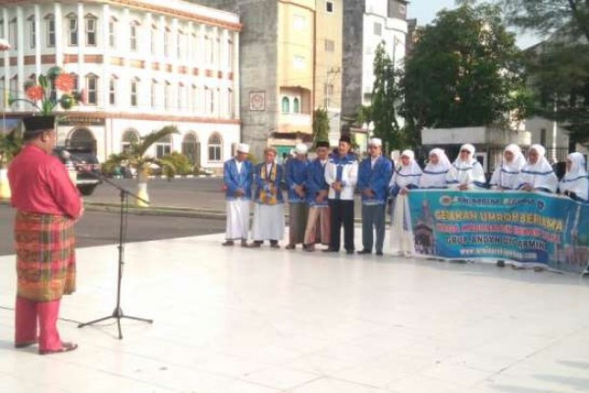 Plt Bupati Lepas 68 Jamaah Umroh Rohil Bersama PT Arminareka Perdana