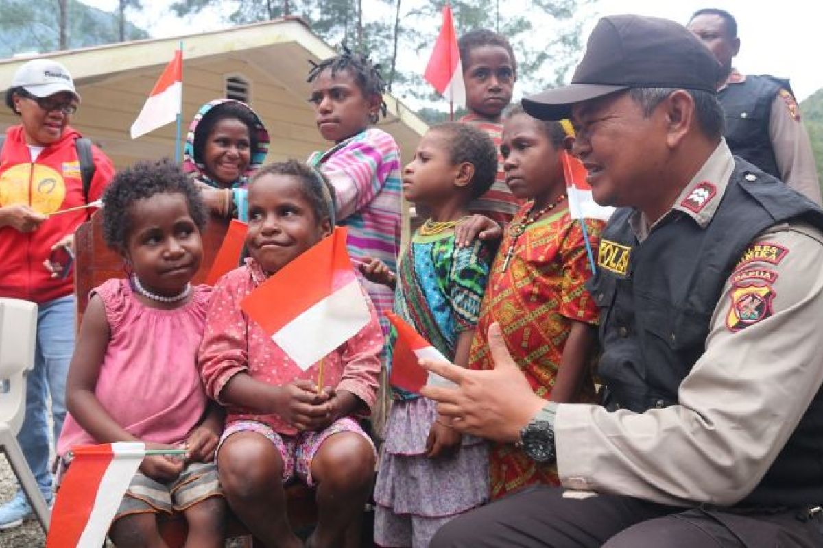 "Polisi  pi ajar" bantu warga Banti atasi trauma