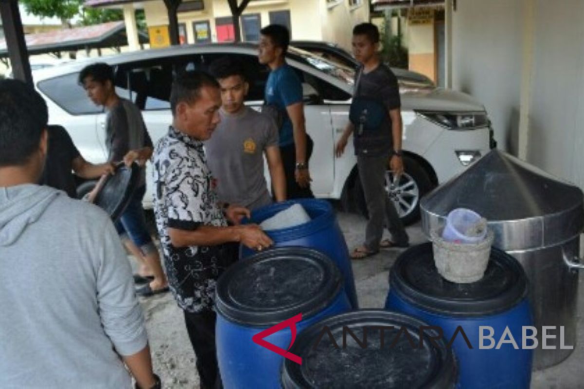 Polres Belitung gerebek pabrik arak