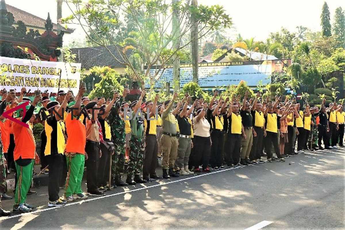 Tak hanya kamtibmas, Polres Bangli peringati Hari Bumi