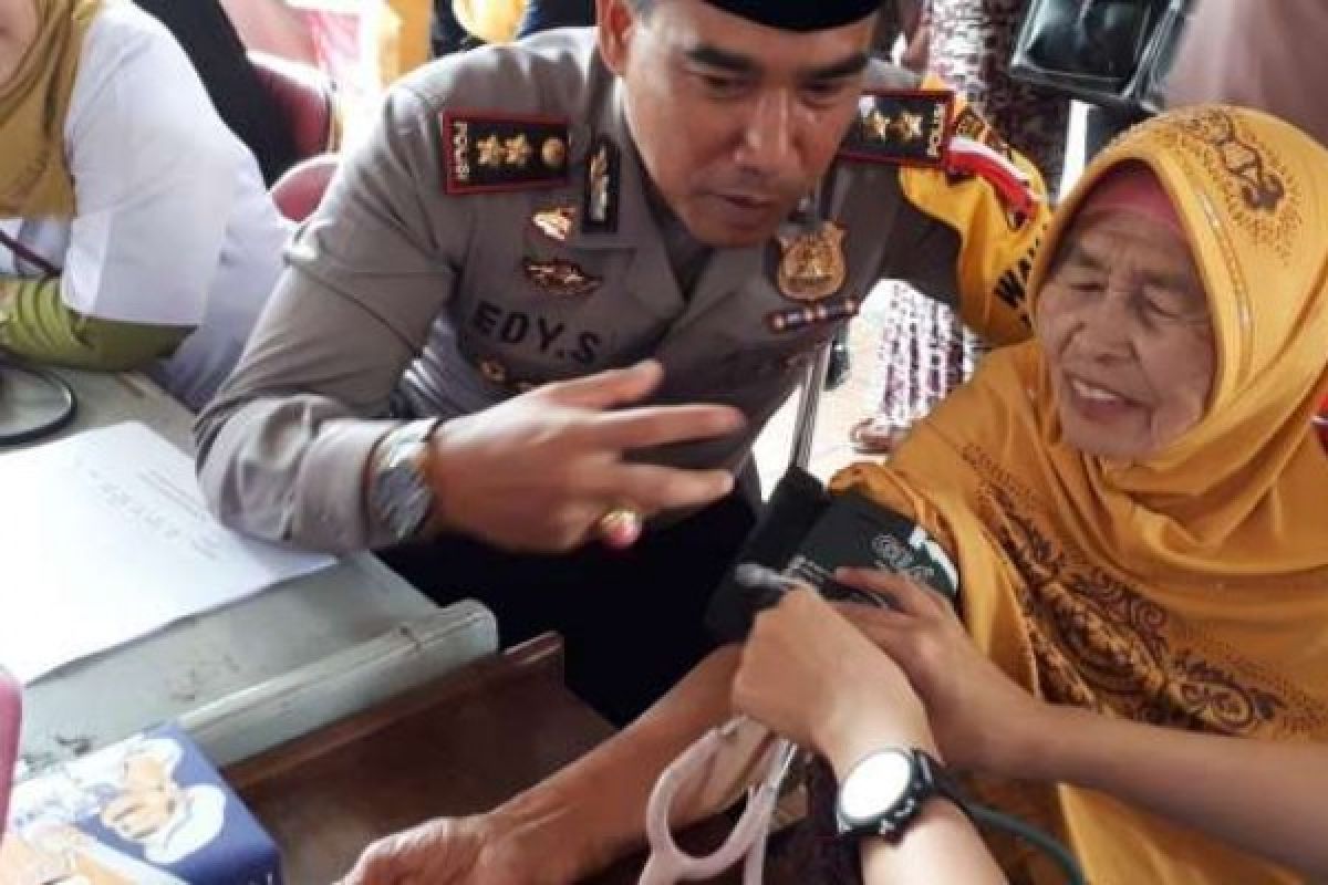 Polresta Pekanbaru Bantu Pengobatan Gratis Lansia di Panti Jompo