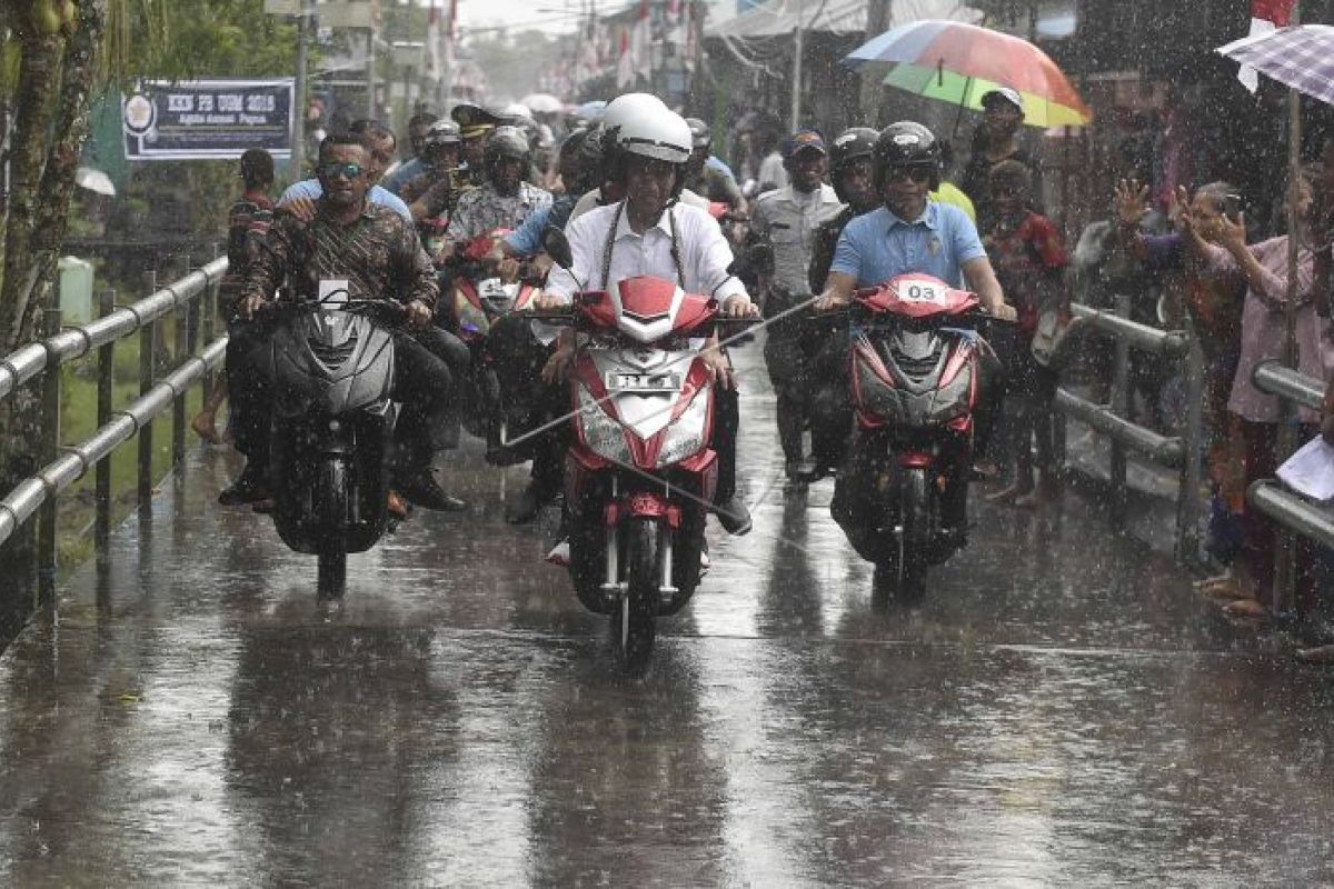 Presiden dan Ibu Negara keliling Asmat menggunakan sepeda motor