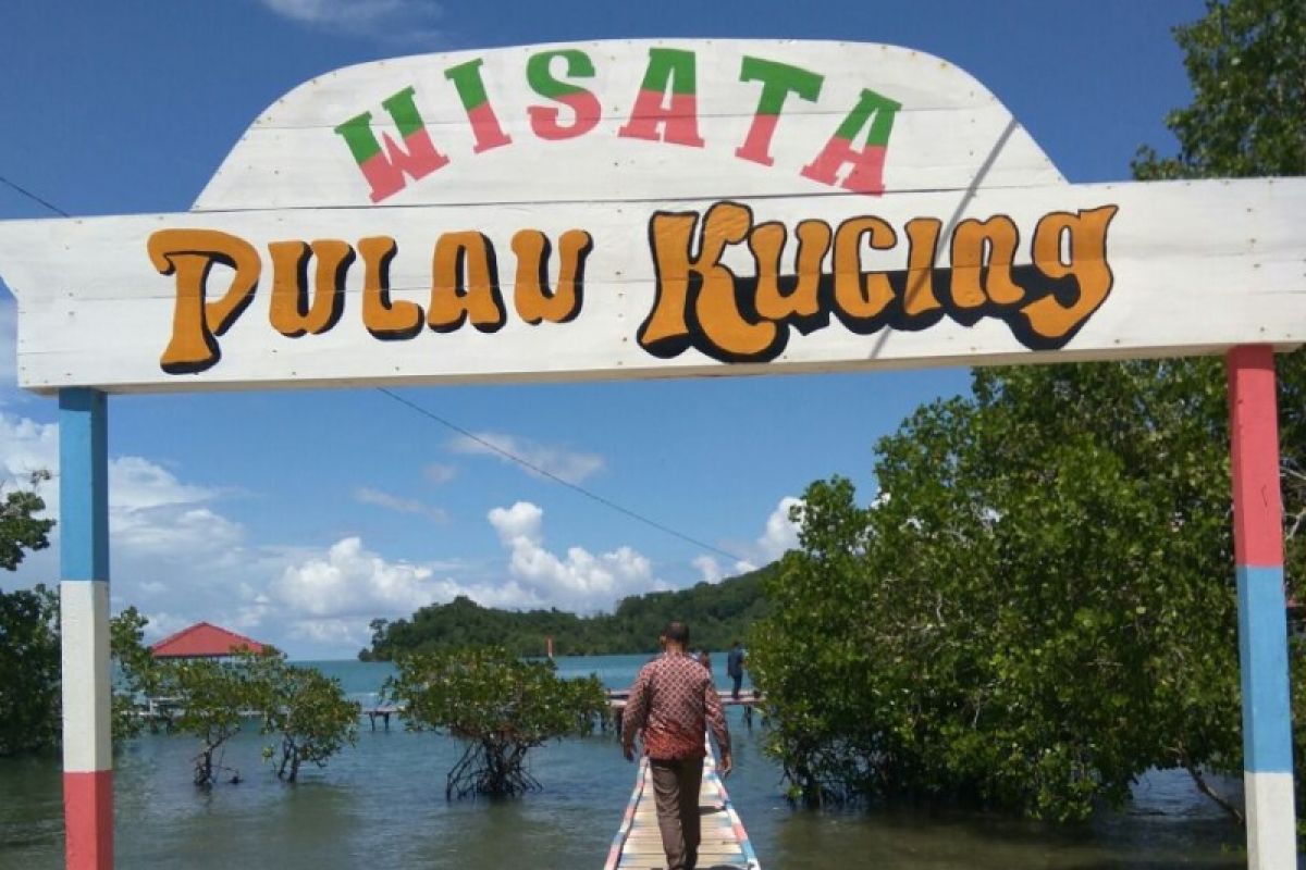 ARTIKEL - Wisata Pulau Kucing di Sula Maluku Utara