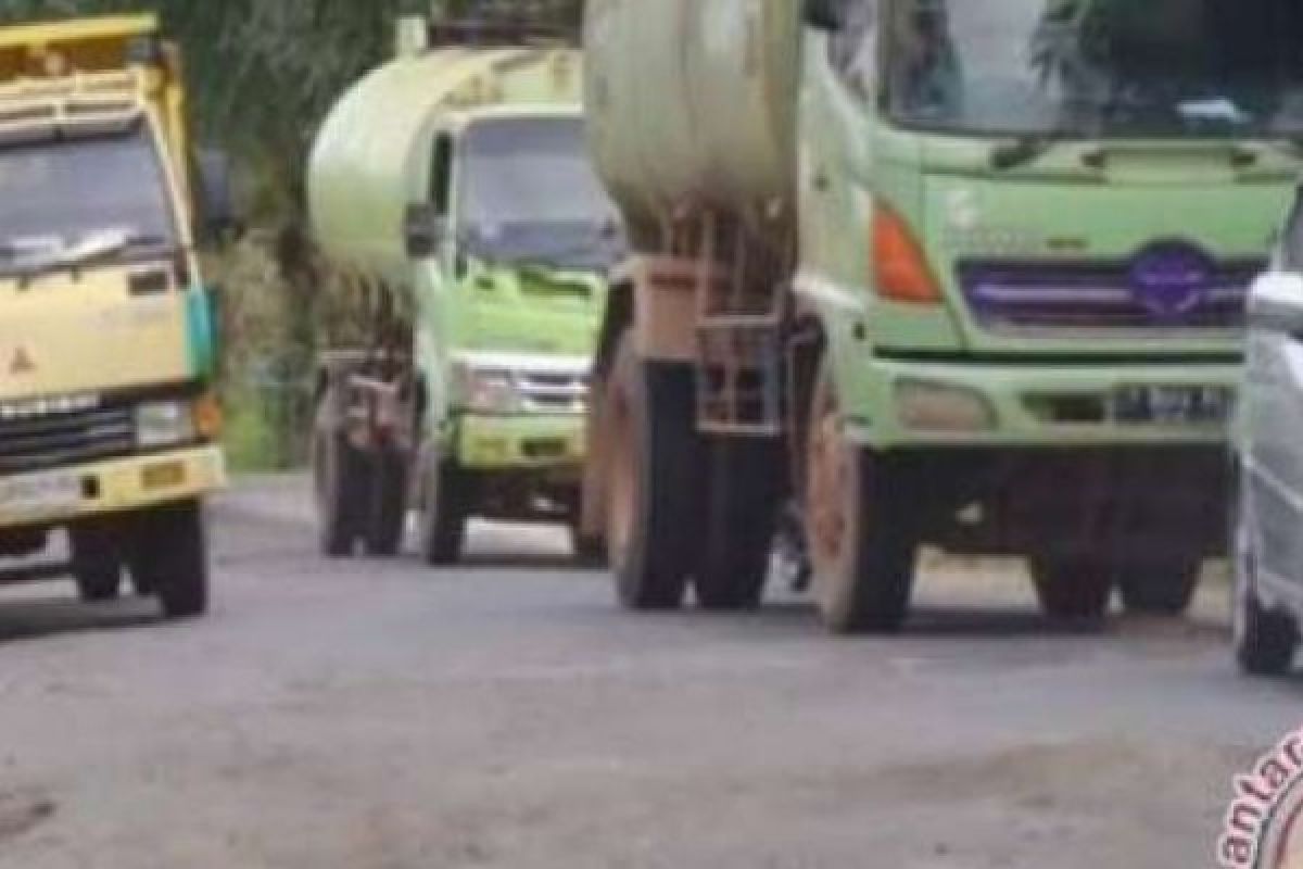 Puluhan Kilometer Jalan di Kuansing Rusak Berat, Warga Cemas Rawan Kecelakaan