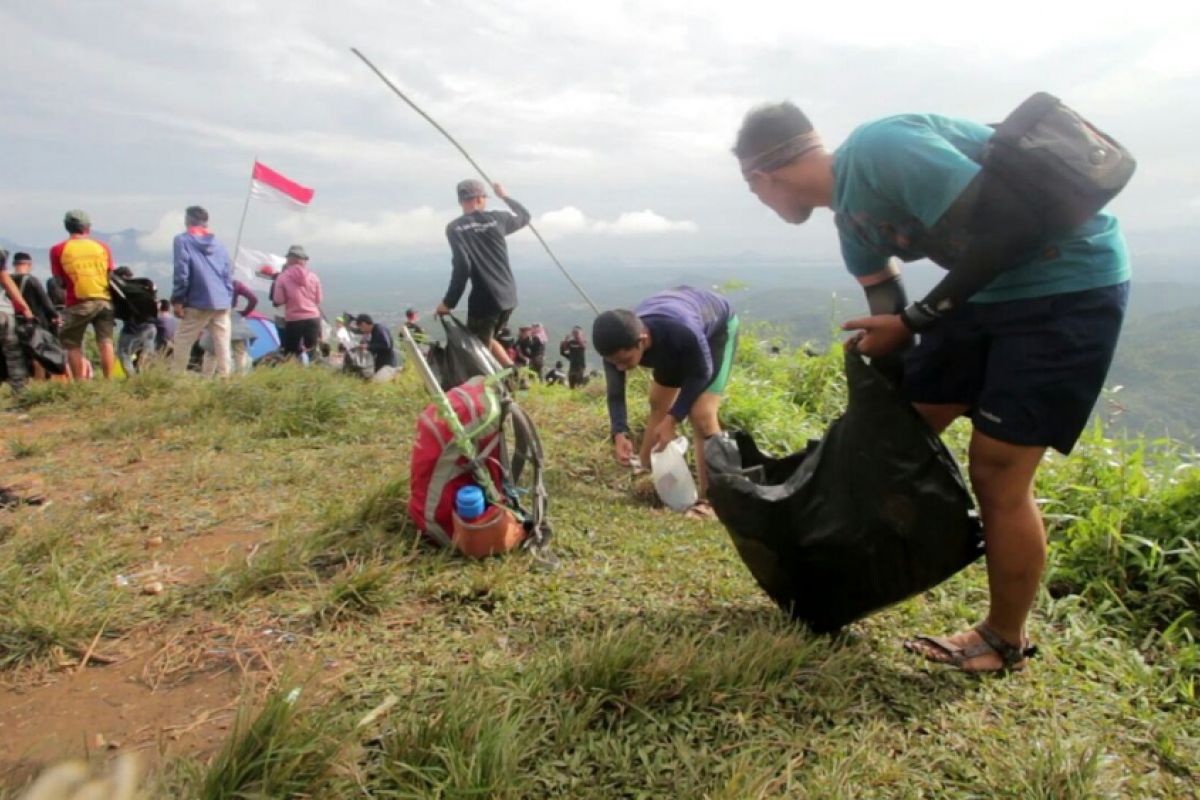 400 aktivis wisata bersihkan Bukit Jamur