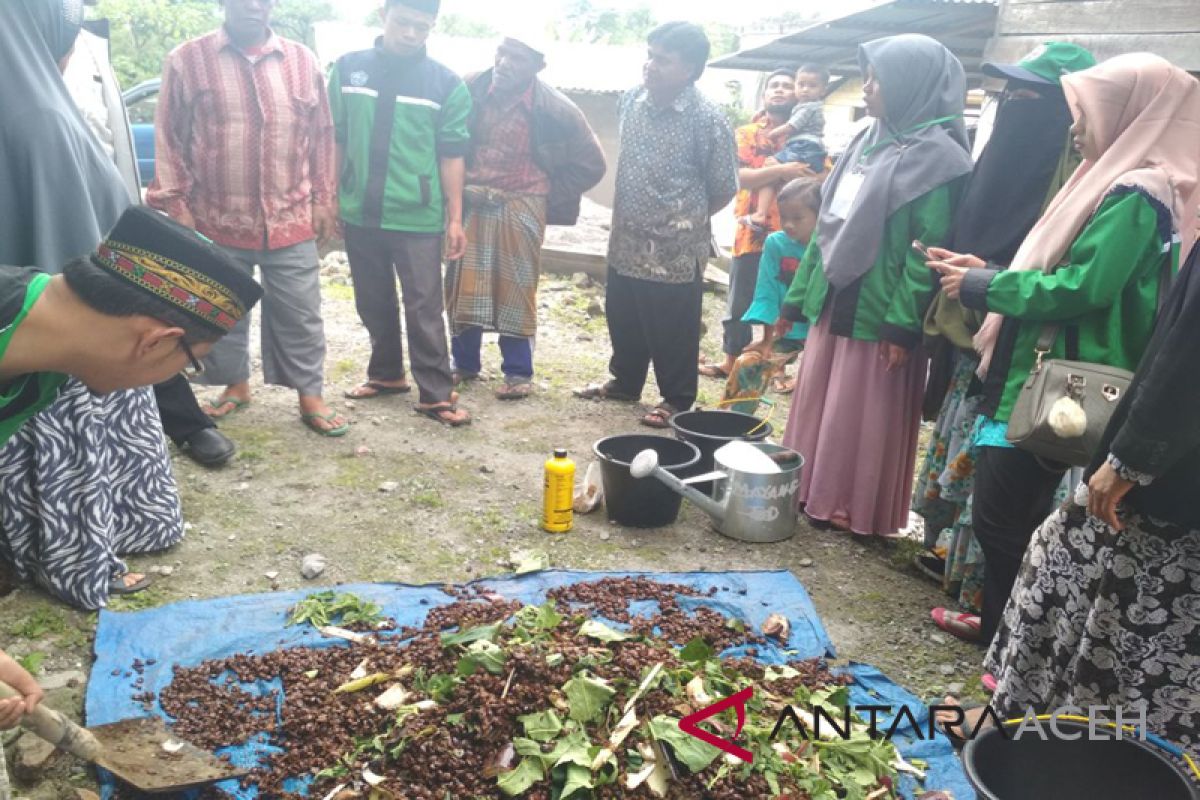 Mahasiswa ajarkan pembuatan pupuk kompos kopi