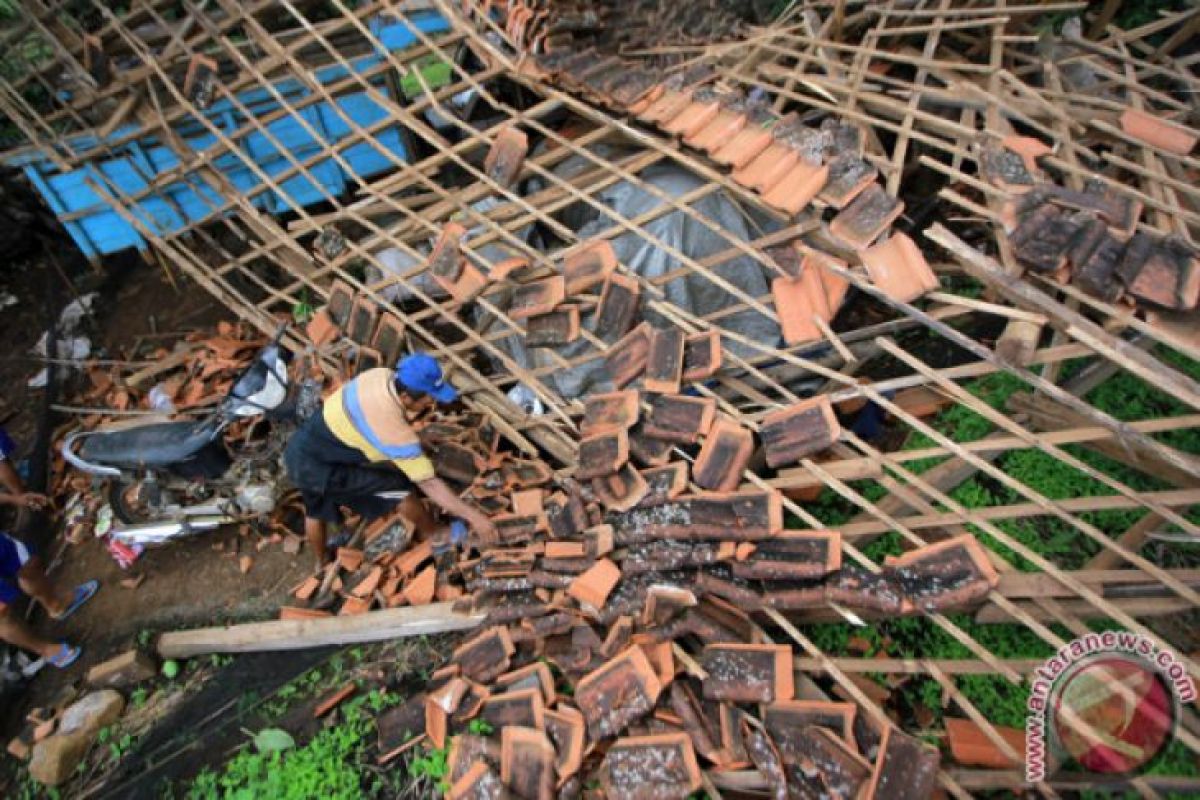 Puting beliung rusak puluhan rumah di Sukabumi