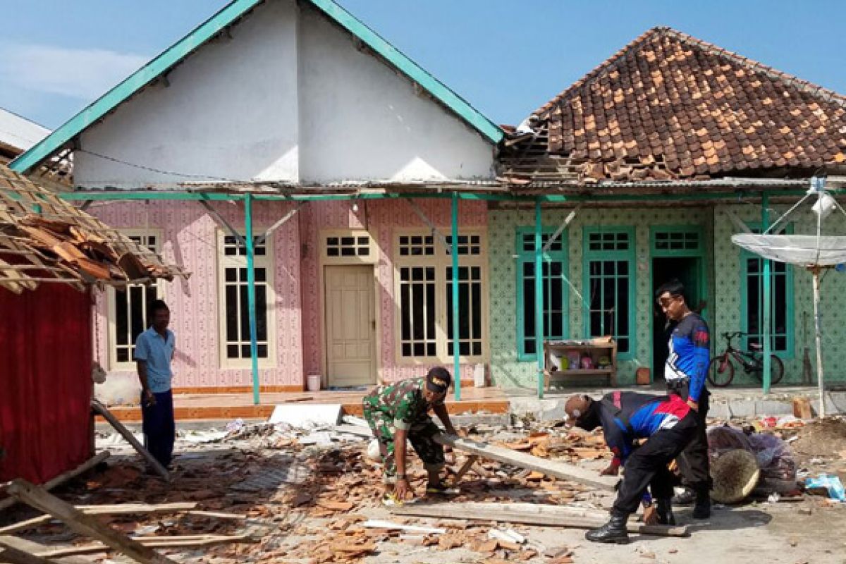 Korban Reruntuhan Rumah masih Dirawat di Puskesmas