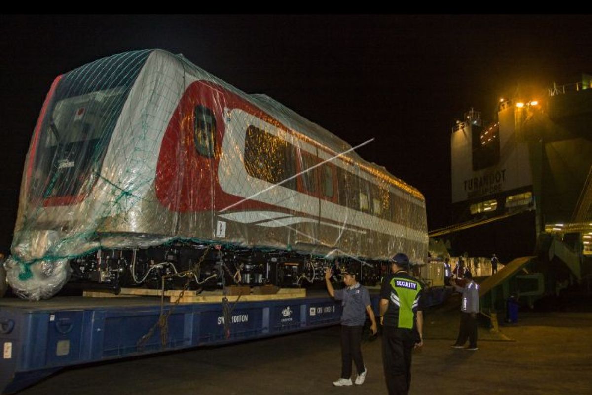 Gerbong LRT tiba di Jakarta