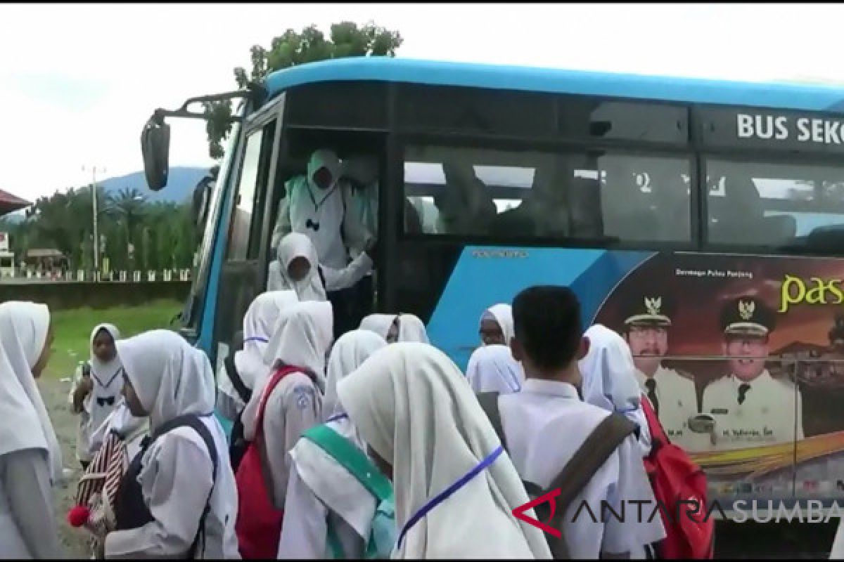 Siswa SMP2 Pasaman Barat gunakan bus untuk mengikuti UNBK