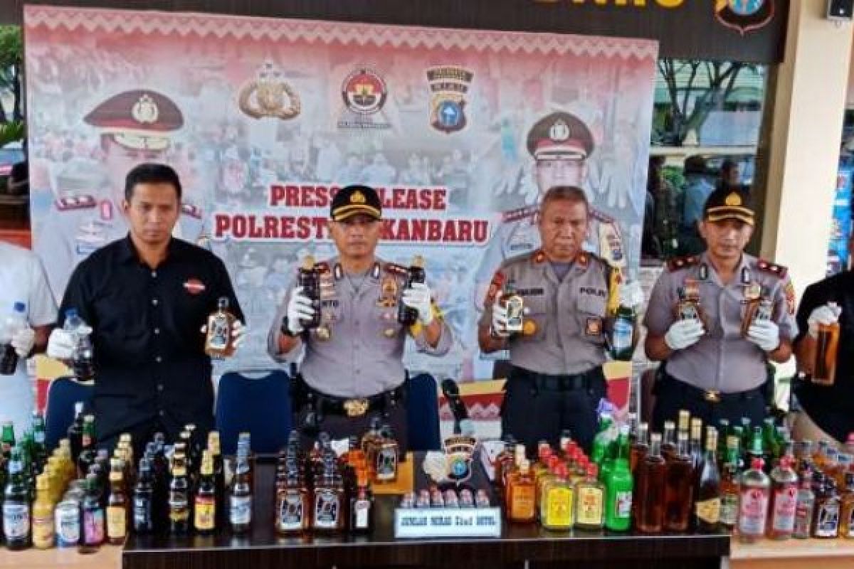 Razia Polresta Pekanbaru Sita 3.282 Botol Miras Menyalahi Izin, 35 Persennya Oplosan