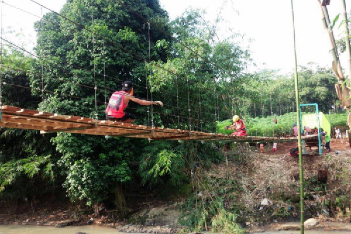 Jembatan Gantung Darurat Karanganyar Pesawaran Beroperasi