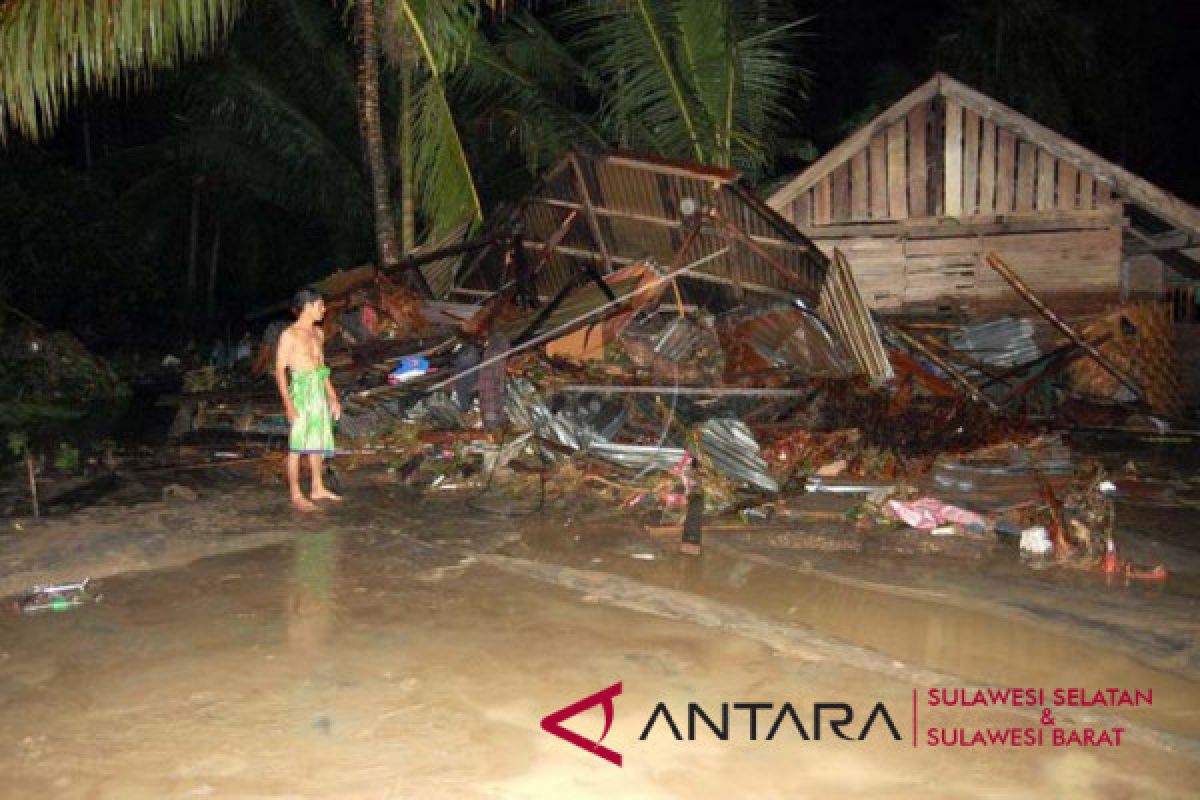 Rumah warga di Mamuju ambruk ke sungai