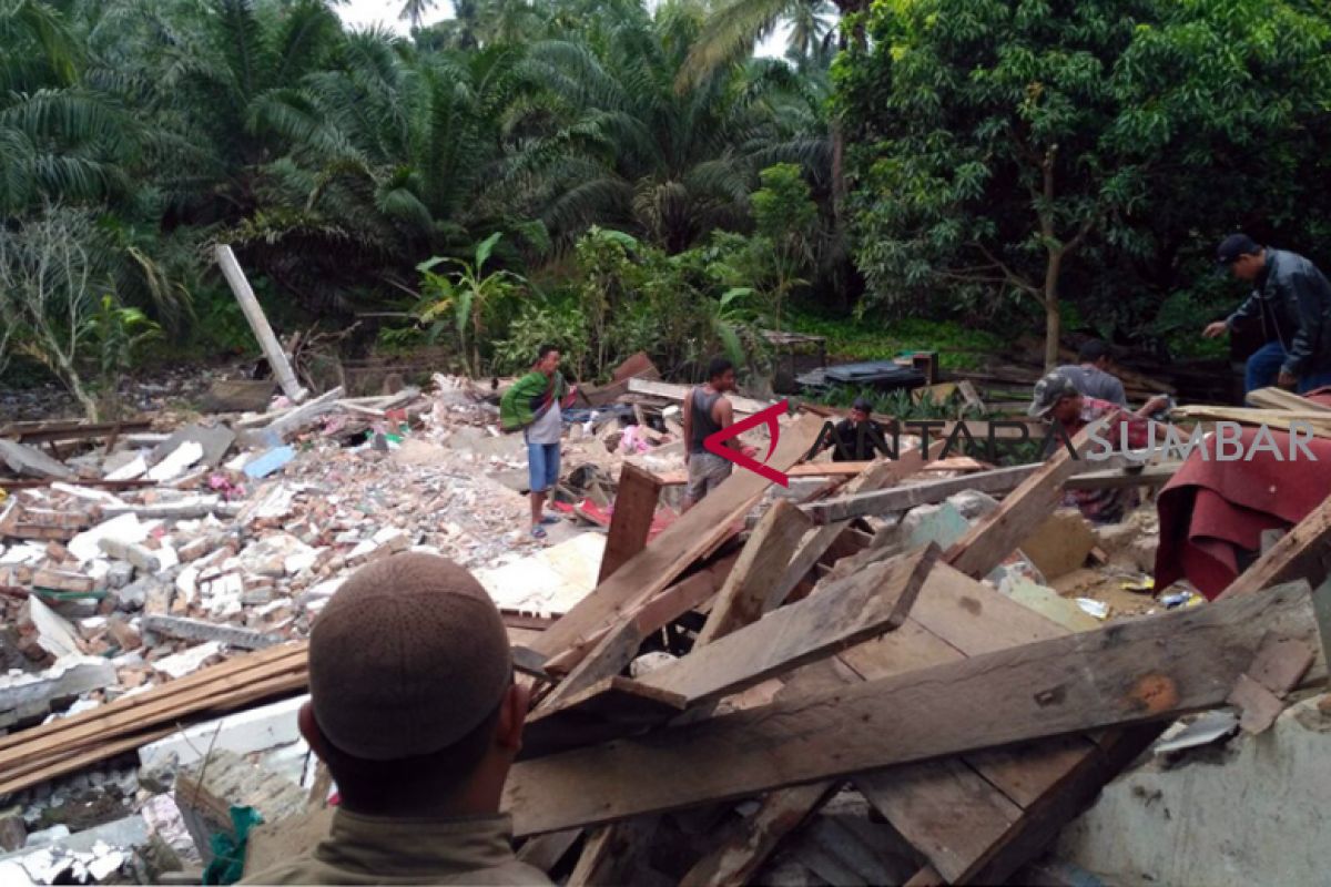 Hujan lebat di Pasaman Barat, satu rumah ambruk