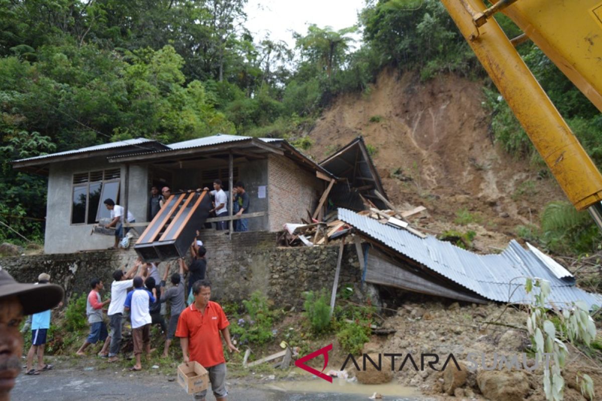 Longsor timpa rumah warga di Siatasbarita