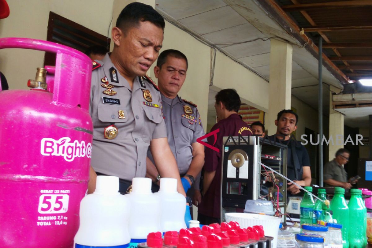 Polres Payakumbuh ungkap pembuatan narkoba mirip sabu-sabu (video)