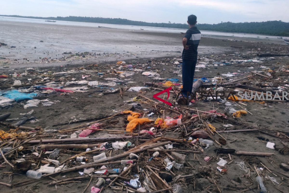 Sampah di pantai Muara Siberut, Danlamal: saya prihatin