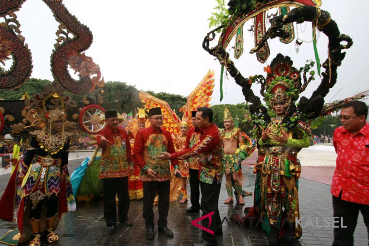 Kalsel bagikan 3.000 kain sasirangan di TMII