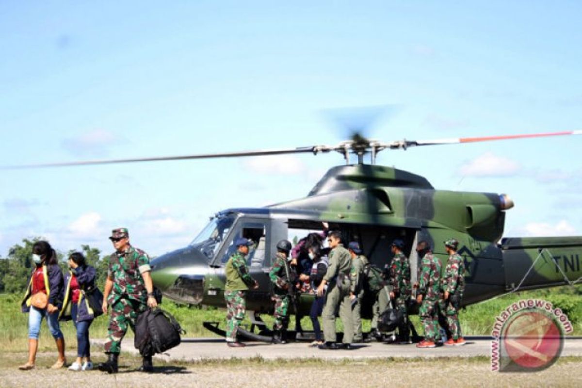 Satgas TNI kembali evakuasi guru korban KKSB