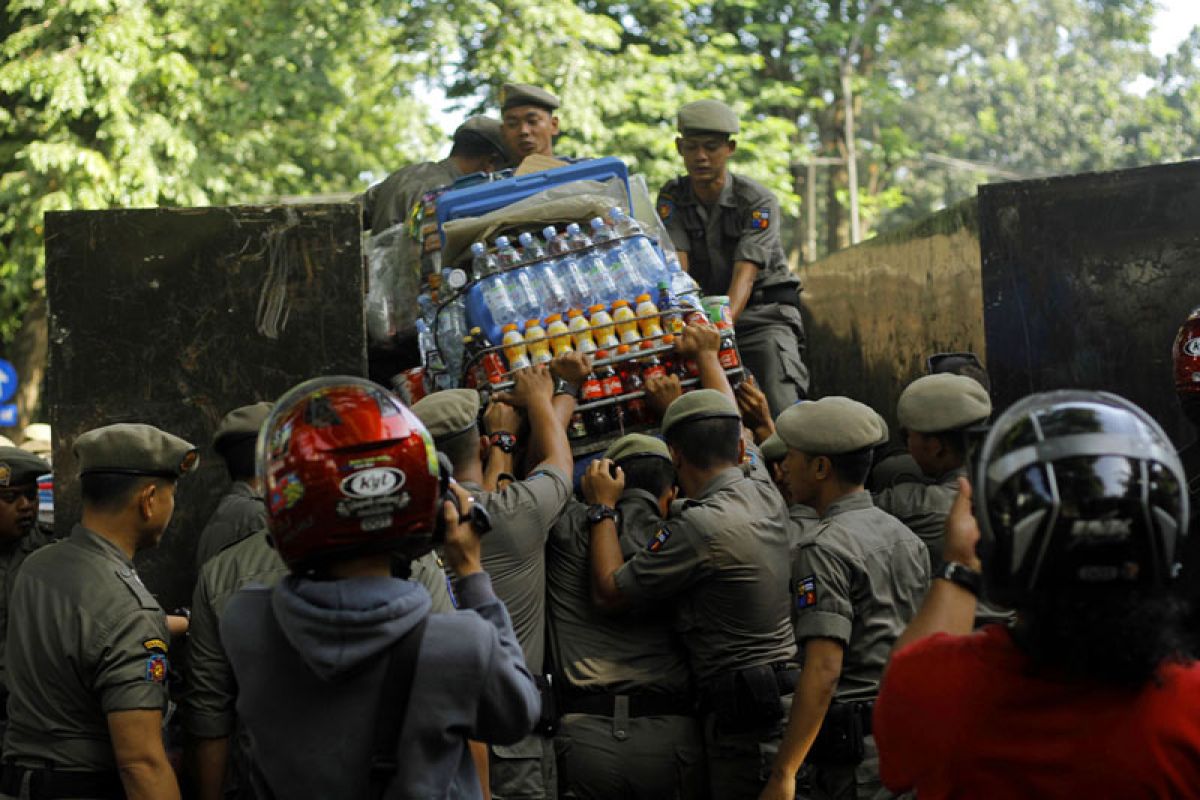 Satpol PP Depok bekuk pengedar minuman keras