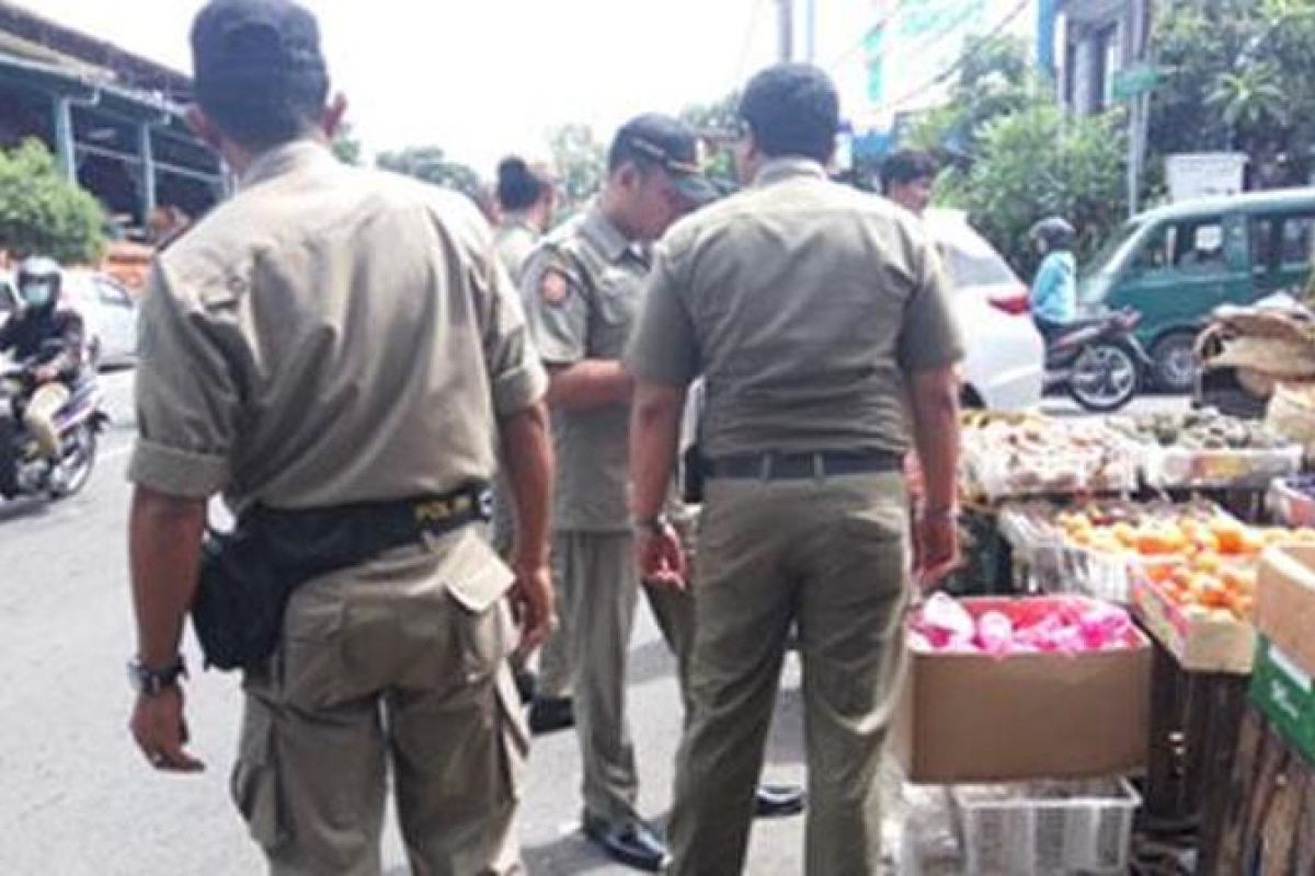 Satpol PP Denpasar tertibkan pedagang pasar tumpah
