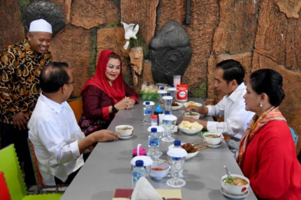 Presiden dan Ibu Iriana awali makan soto ayam khas Semarang