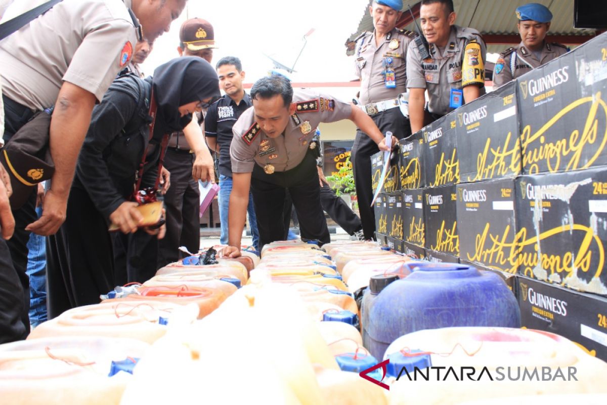 Dalam empat hari, Polres Solok sita 1.077 liter tuak dan 1.635 botol miras