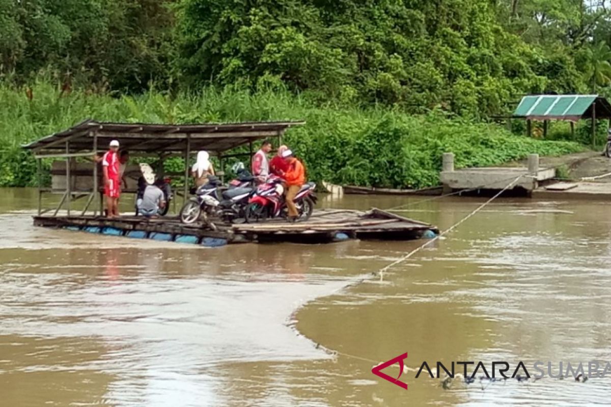 Warga Katiagan Pasaman Barat butuh jembatan penyeberangan sungai Batang Masang