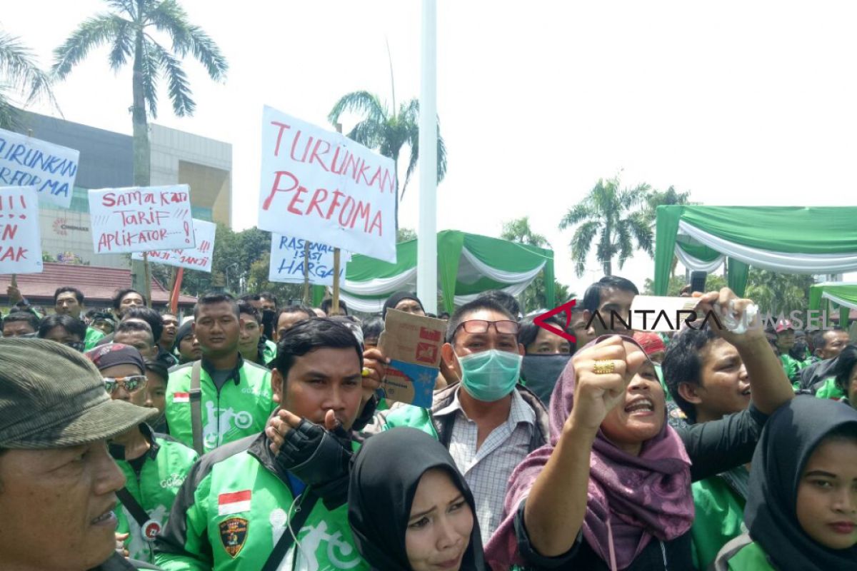 Aksi 234,  Ribuan ojek daring 'serbu' gedung DPRD