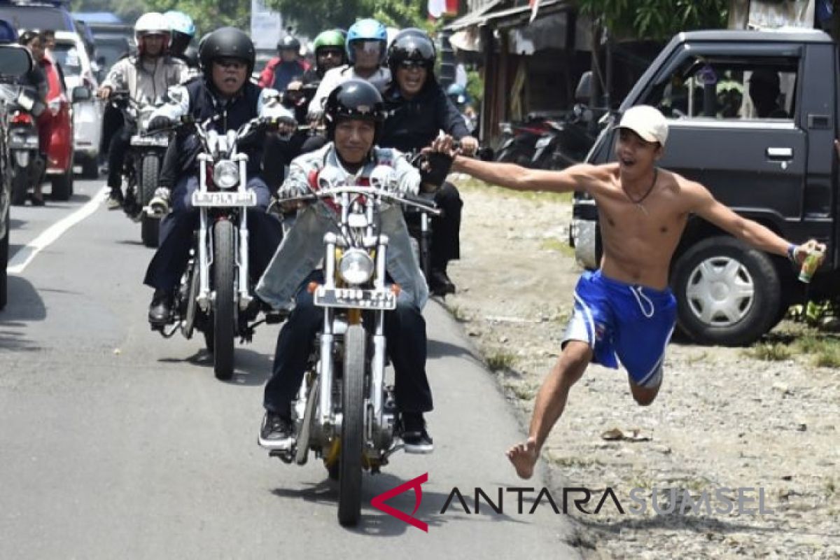 Gaya Jokowi saat kunker dengan motor Chopper