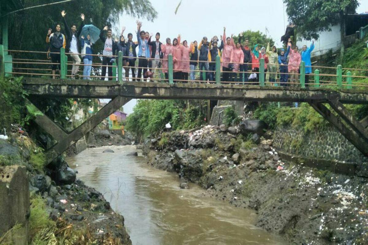 Peringati Hari Air Sedunia, mahasiswa IPB susuri Sungai Ciliwung