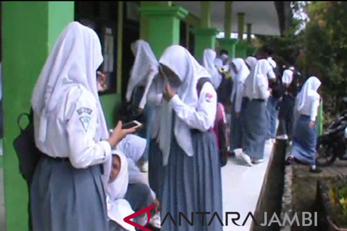 UNBK SMA di Kerinci sempat diwarnai putus kabel jaringan listrik