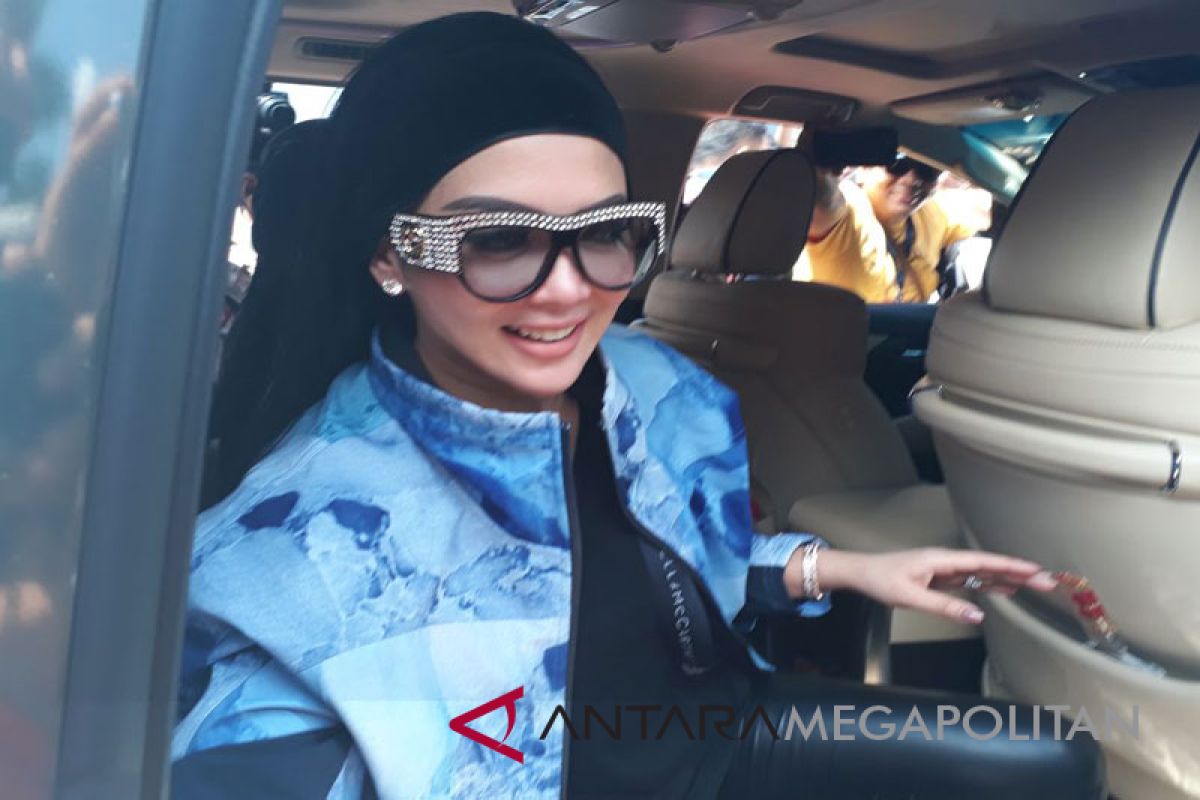 Artis Syahrini datang di sidang First Travel