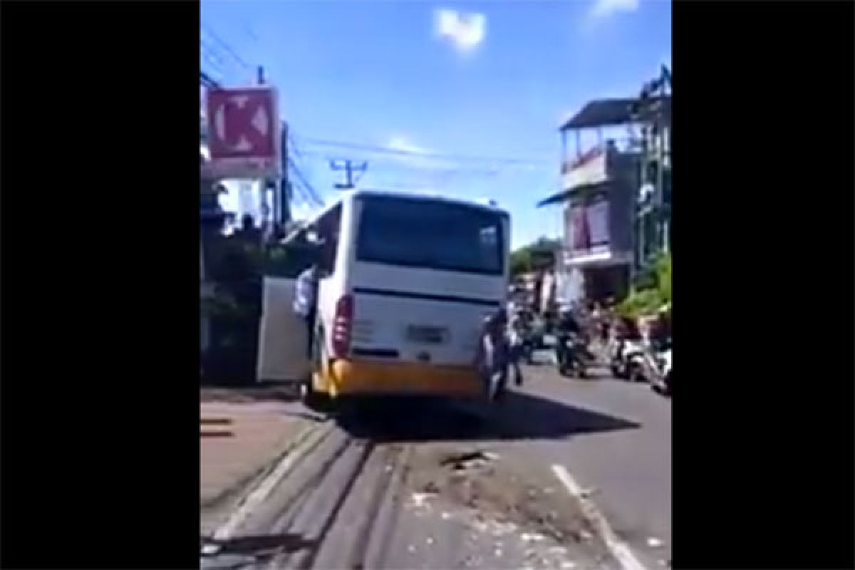 Bus tabrak tujuh kendaraan di depan GWK Bali, satu tewas