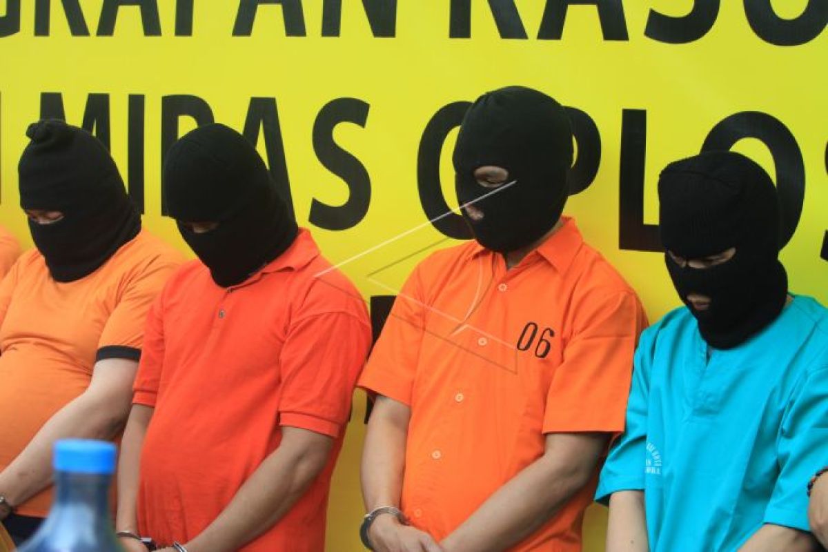 Delapan pekerja pabrik miras oplosan di Payakumbuh jadi tersangka
