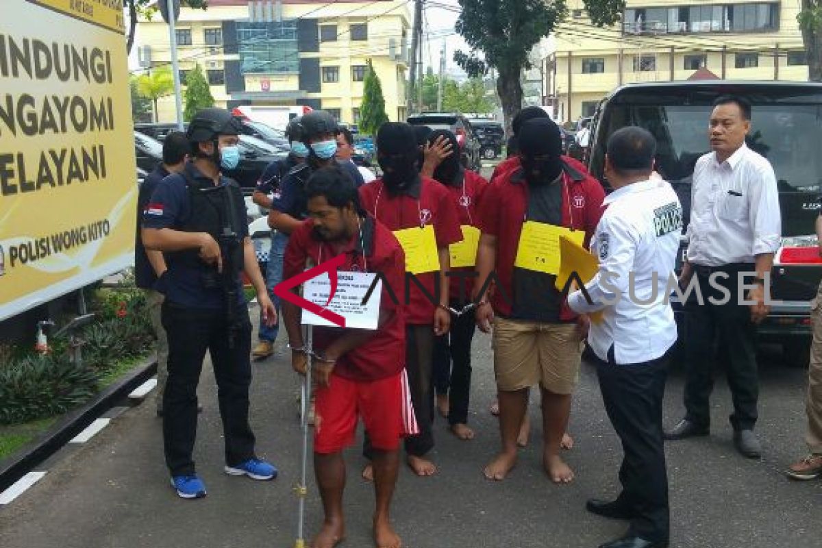 Enam tersangka pengirim narkoba di Bandara SMB II tertangkap