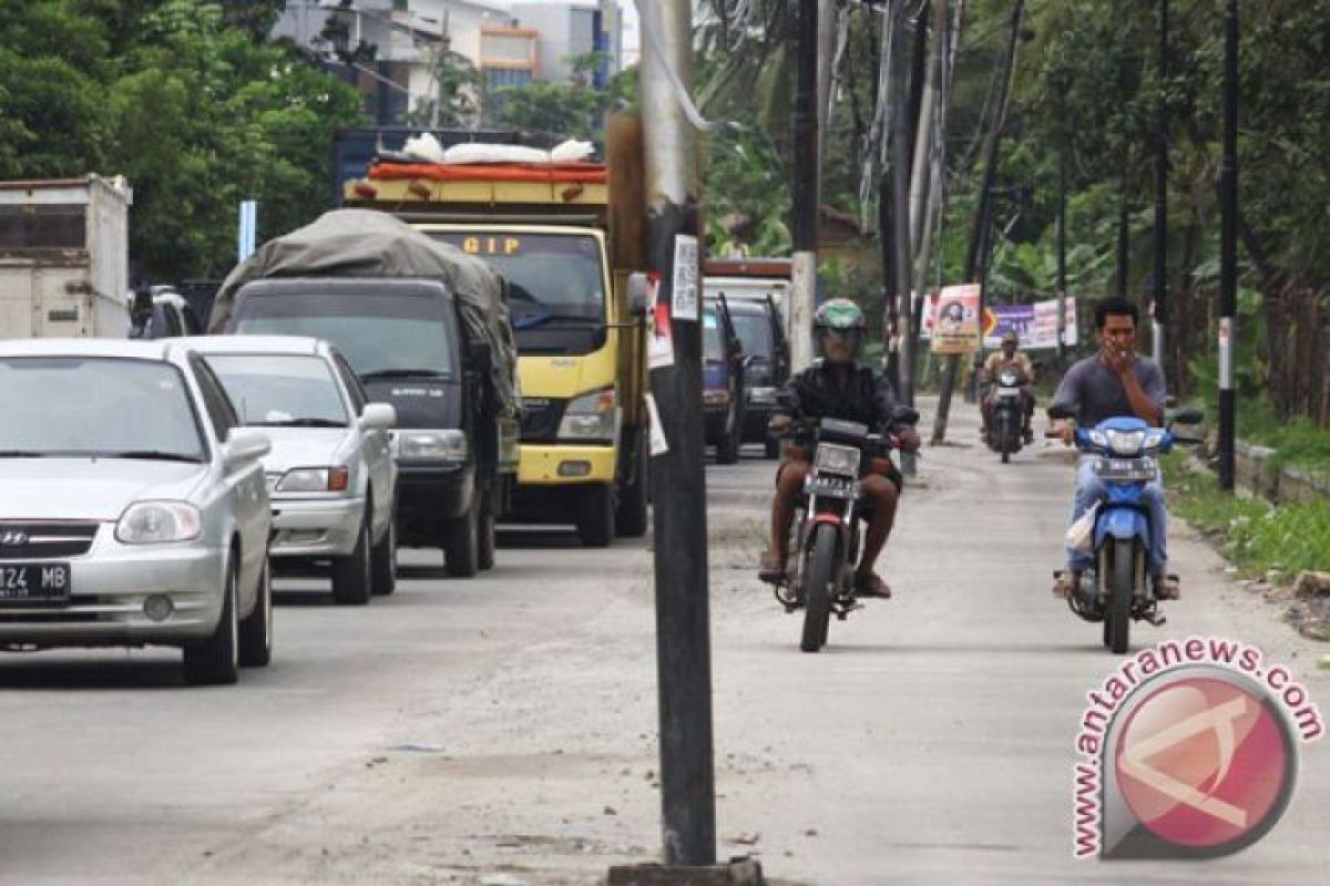 Badan jalan Bekasi terhalang 433 tiang listrik