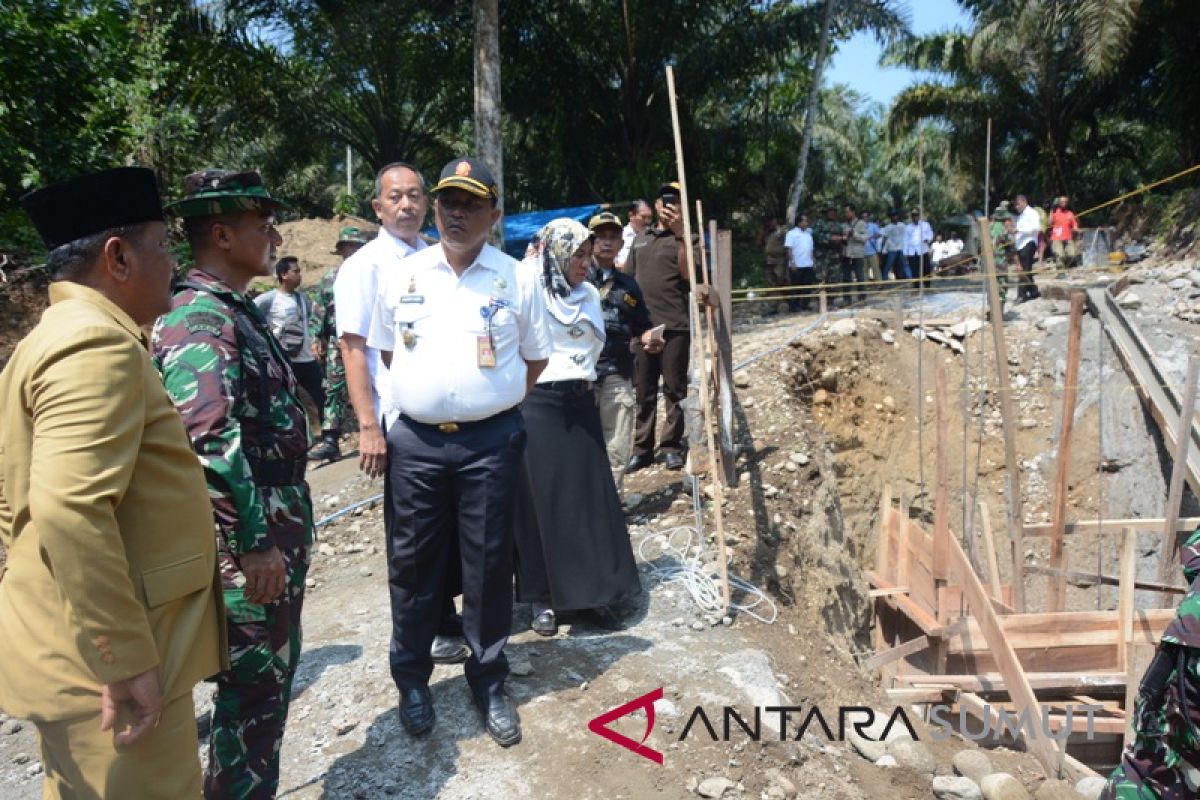 Prajurit TMMD bangun jembatan darurat