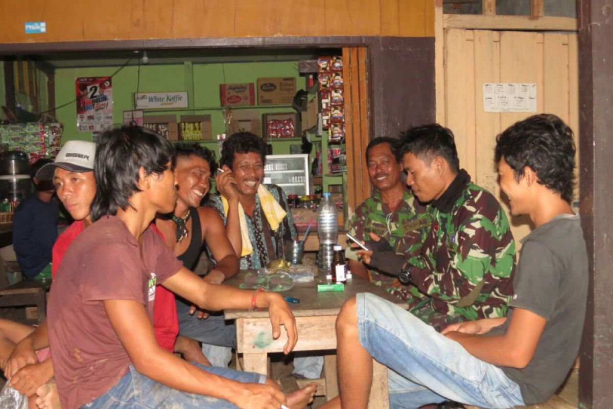 Jalin Komunikasi,  Personel TMMD Sambangi Warga Dusun Telogah Noyan