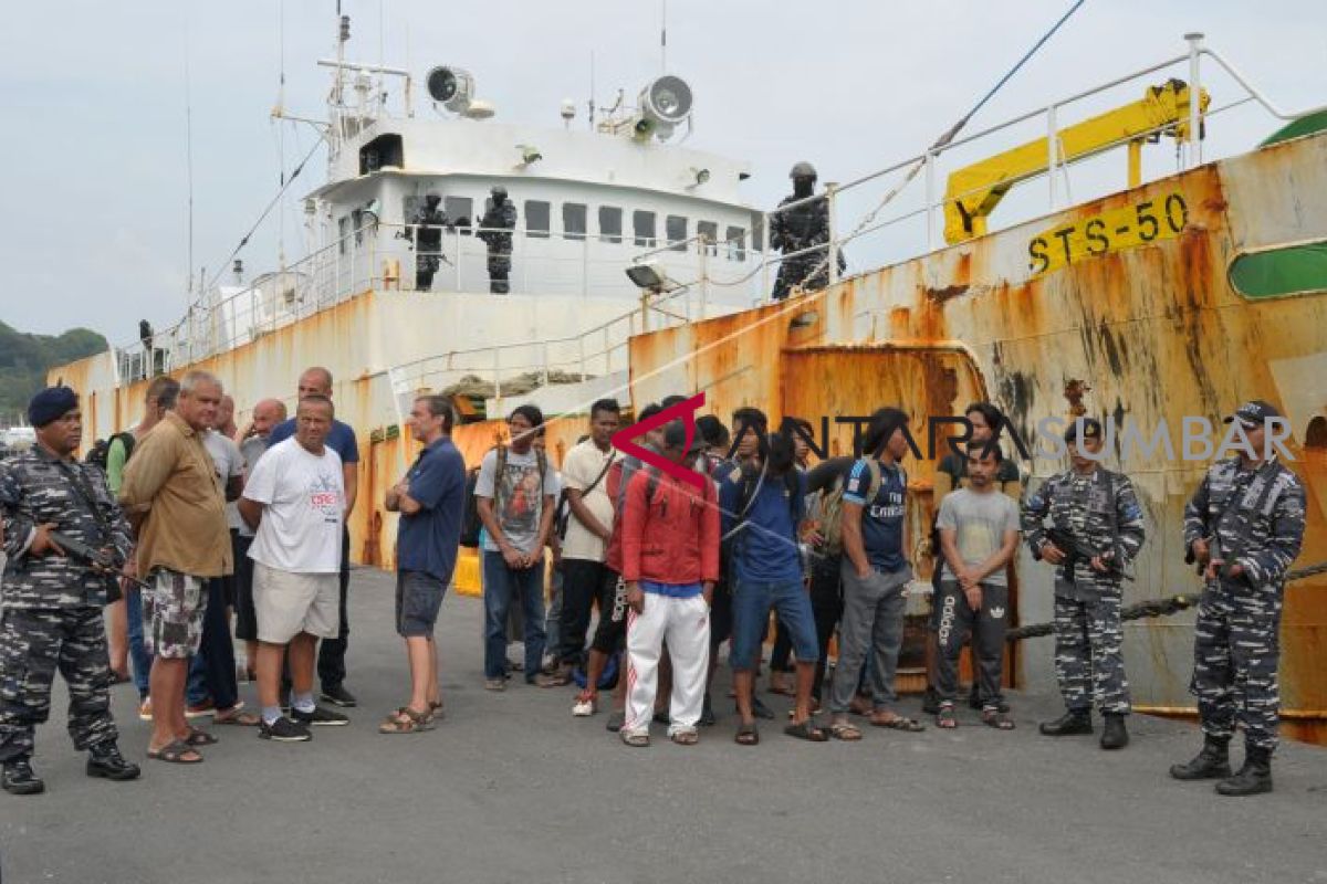 TNI AL Bantu Masyarakat Pesisir Gorontalo Utara