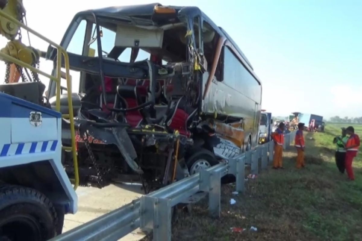 Dua Penumpang Tewas Akibat Bus Pariwisata Tabrak Truk di Tol Ngawi