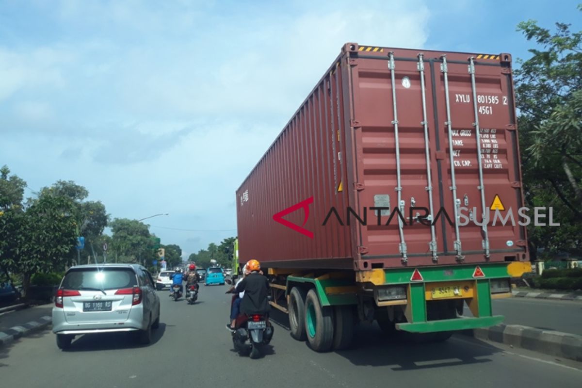 Truk kontainer melintas  jalan protokol Kota Palembang