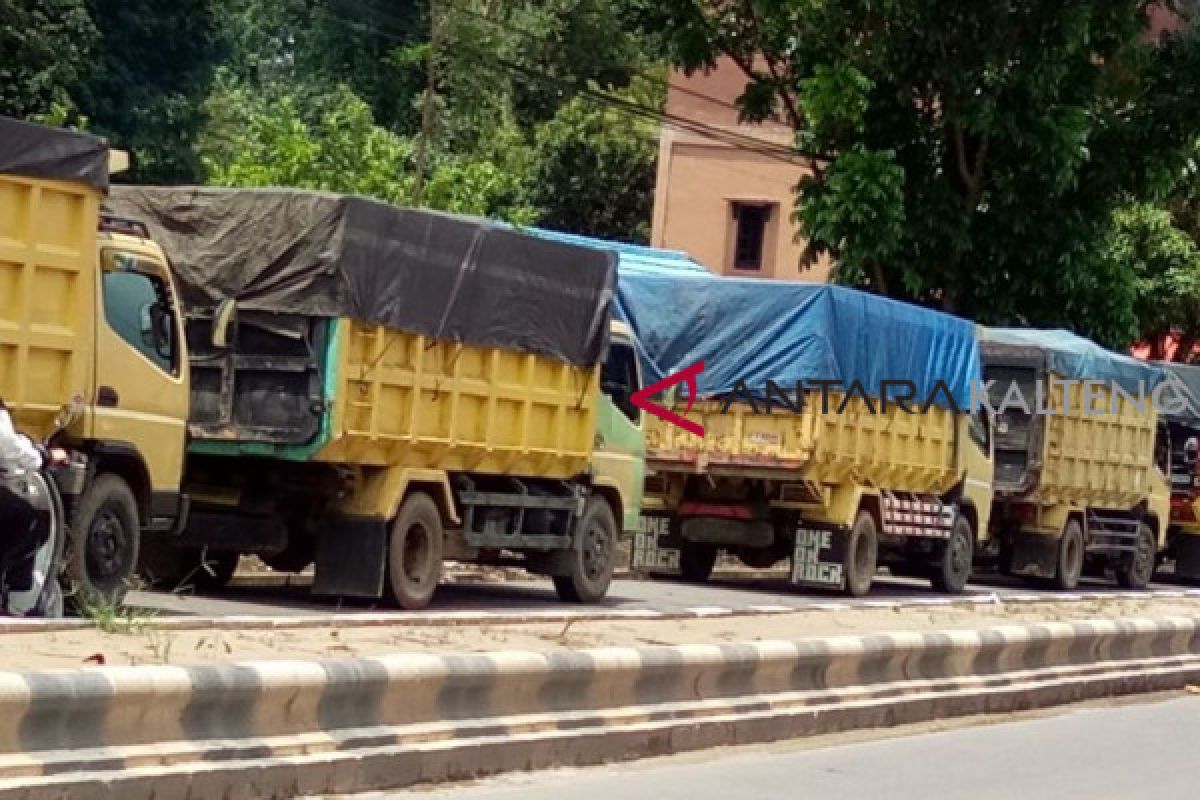 Truk muatan batu bara mudah lintasi jalan umum di Bartim, bagaimana bisa?